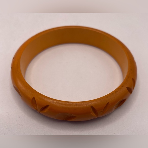 Vintage Bakelite Butterscotch Deep Carved Design Bangle Bracelet Orange Tone - Picture 2 of 8